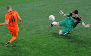 Iker Casillas anuncia su retirada. Una de sus paradas más legendarias, el pie a Robben en la final de Sudáfrica.