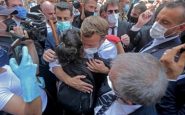 macron abraza una mujer en beirut