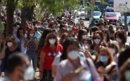 Profesores guardan cola para test PCR.