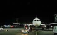 Avión esperando por la noche en el aeropuerto