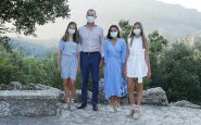 Fotografían a los reyes y a sus hijas de paseo por Mallorca