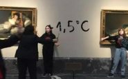 Dos activistas pegan sus manos a las 'Las Majas' de Goya en el Prado