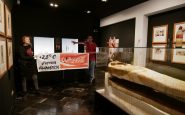 activistas petróleo Museo Barcelona