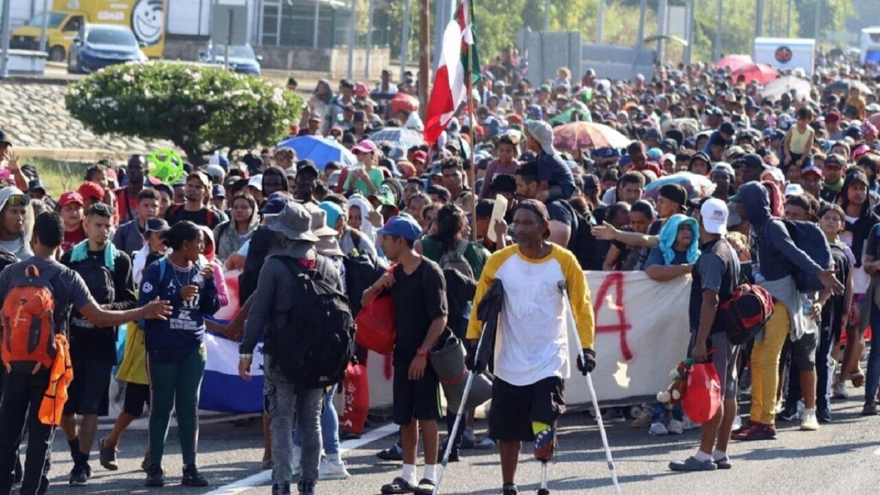 Una caravana de migrantes se entrega a las autoridades en M xico