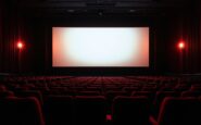 Espectadores desnudos disfrutando de una película en un cine