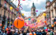 Celebración de Santos Inocentes en una plaza llena de gente