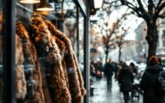 Mujer luciendo abrigo de pelo sintético en la calle