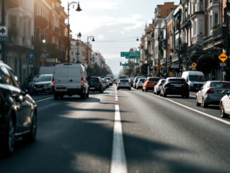 Conducción agresiva en carretera con vehículos en movimiento