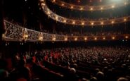 Immagine del festival di Sanremo con artisti sul palco