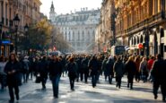 Persone in protesta a Madrid per il diritto alla casa