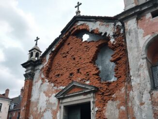 Derrumbe causato da vento e pioggia nella chiesa di San Pedro